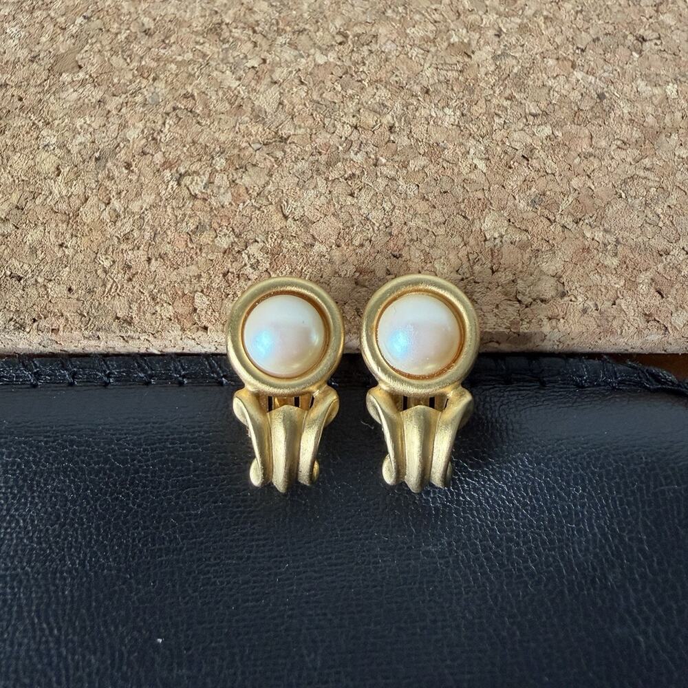 Unbranded Art Deco Style Faux Pearl Gold Tone Clip On Earrings Mate Finish Vtge